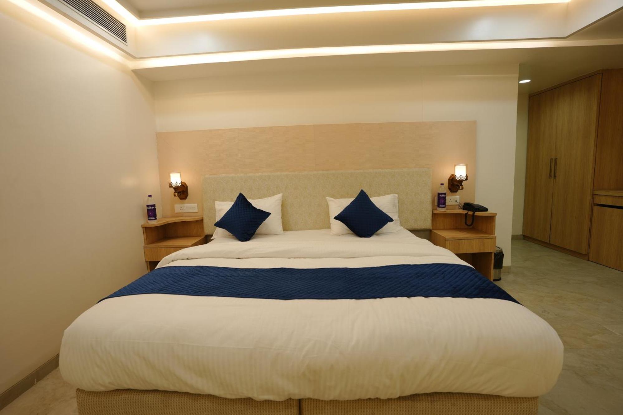 Hotel 6 Seasons, Koregoan Park, 푸네 외부 사진