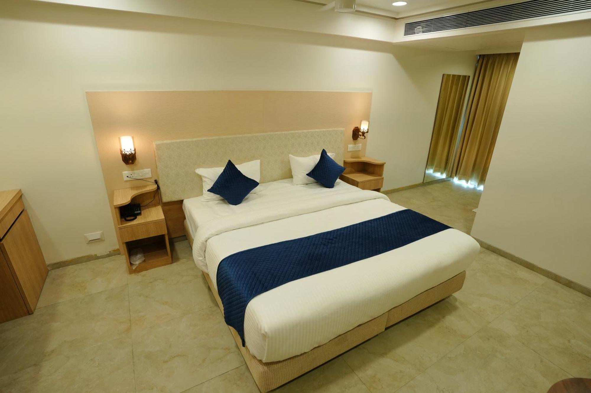 Hotel 6 Seasons, Koregoan Park, 푸네 외부 사진